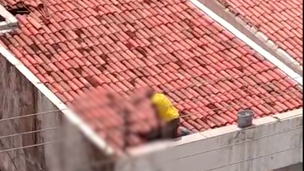 Homem morre após sofrer choque elétrico em cima de telhado no Centro de São Luís — Foto: Reprodução