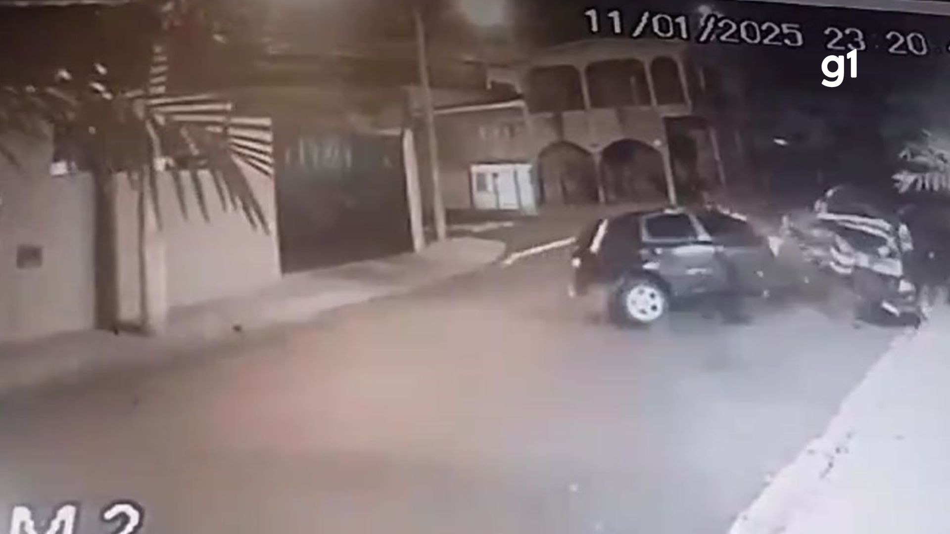 Motorista perde o controle e atinge traseira de carro estacionado em Ribeirão Preto; VÍDEO