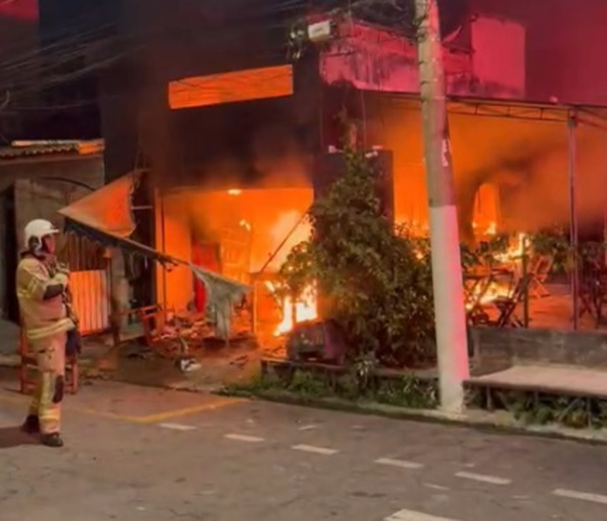 VÍDEO: Incêndio destrói lanchonete em Volta Redonda 