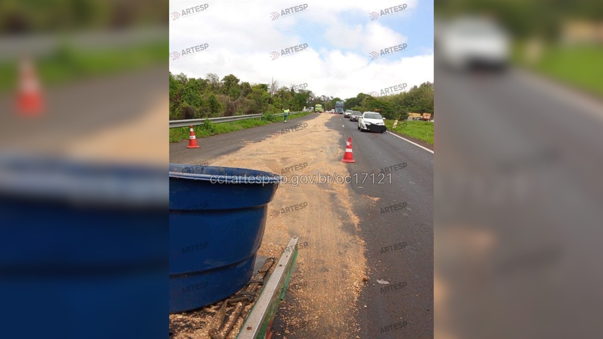Carreta derrama óleo em rodovia, motociclistas escorregam e caem na pista em Rio Preto