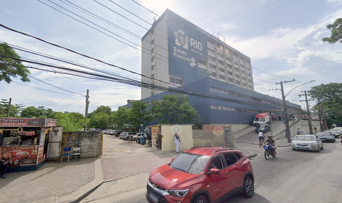 Milícia controla estacionamento ao lado do hospital que foi invadido por bandidos, diz secretário