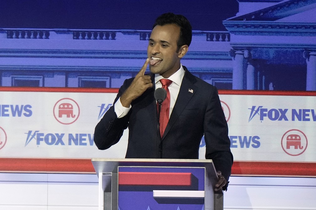 O pré-candidato republicano à presidência dos EUA, Vivek Ramaswamy, durante debate em 23 de agosto de 2023.  — Foto: Morry Gash/ AP