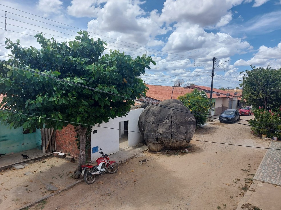 Em Caridade, a cabeça da antiga estátua de Santo Antônio fica parte na rua, parte na área da casa onde foi montada. — Foto: Cadu Freitas/SVM