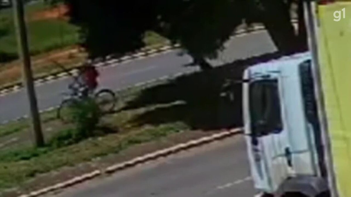 VÍDEO: Homem luta com adolescente e rouba bicicleta do jovem em plena luz do dia, no DF