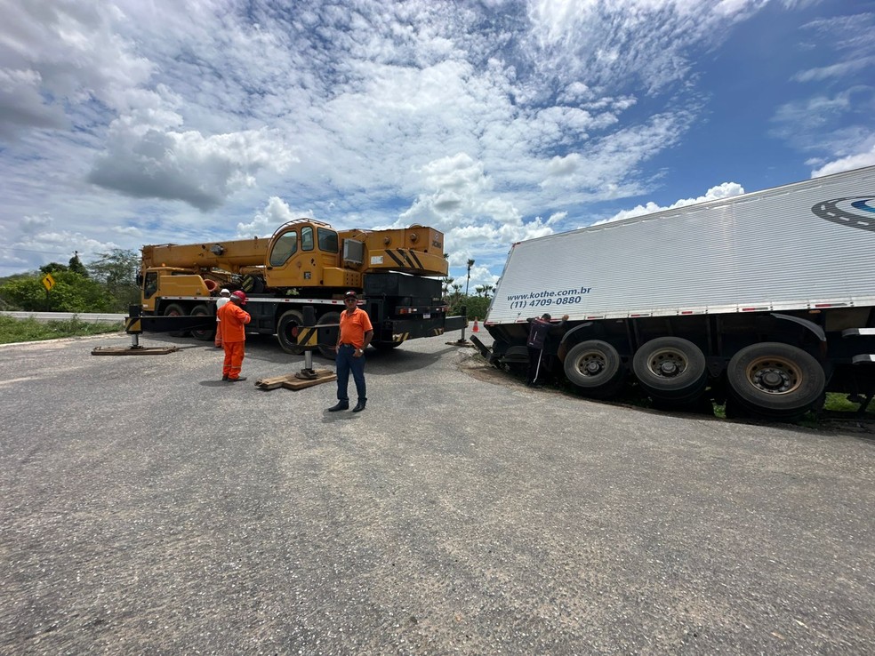 Carreta com 25 toneladas de melão tomba na BR-304, em Mossoró — Foto: Iara Nóbrega/Inter TV Costa Branca