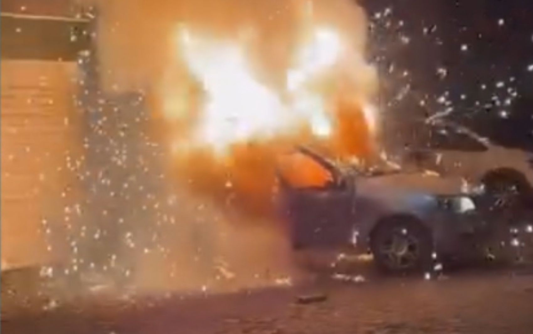 VÍDEO: carro pega fogo durante disputa de fogos de artifício em Lagarto
