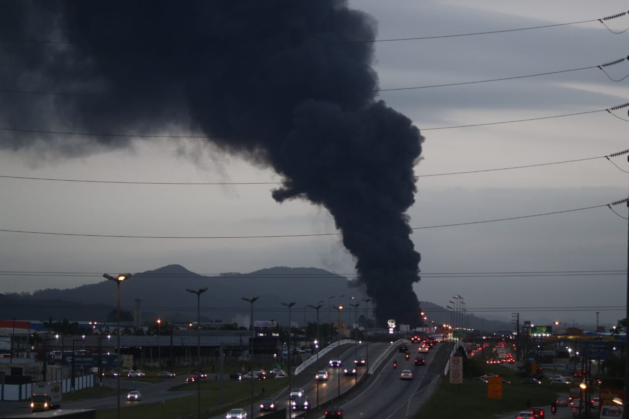 Grande incêndio atinge galpões de empresas às margens da BR-101, em Itajaí