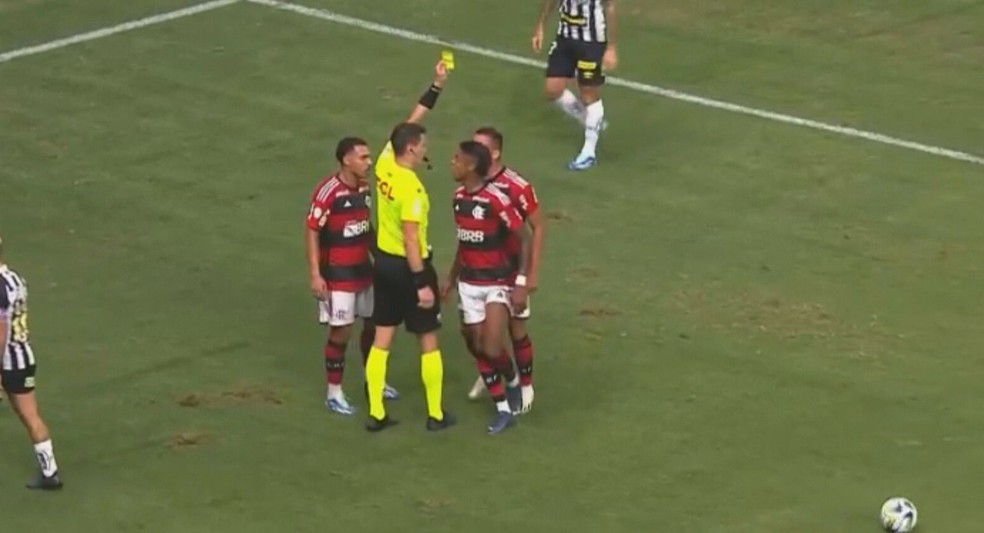 Segundo as investigações, Bruno Henrique forçou uma falta para cartão no jogo contra o Santos, há 1 ano, válido pelo Brasileirão de 2023, a fim de manipular o mercado de apostas. — Foto: Reprodução/ TV Globo