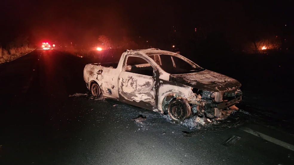 Estado do carro que pegou fogo na rodovia no sentido Prata a Uberl&acirc;ndia &mdash; Foto: Divulga&ccedil;&atilde;o