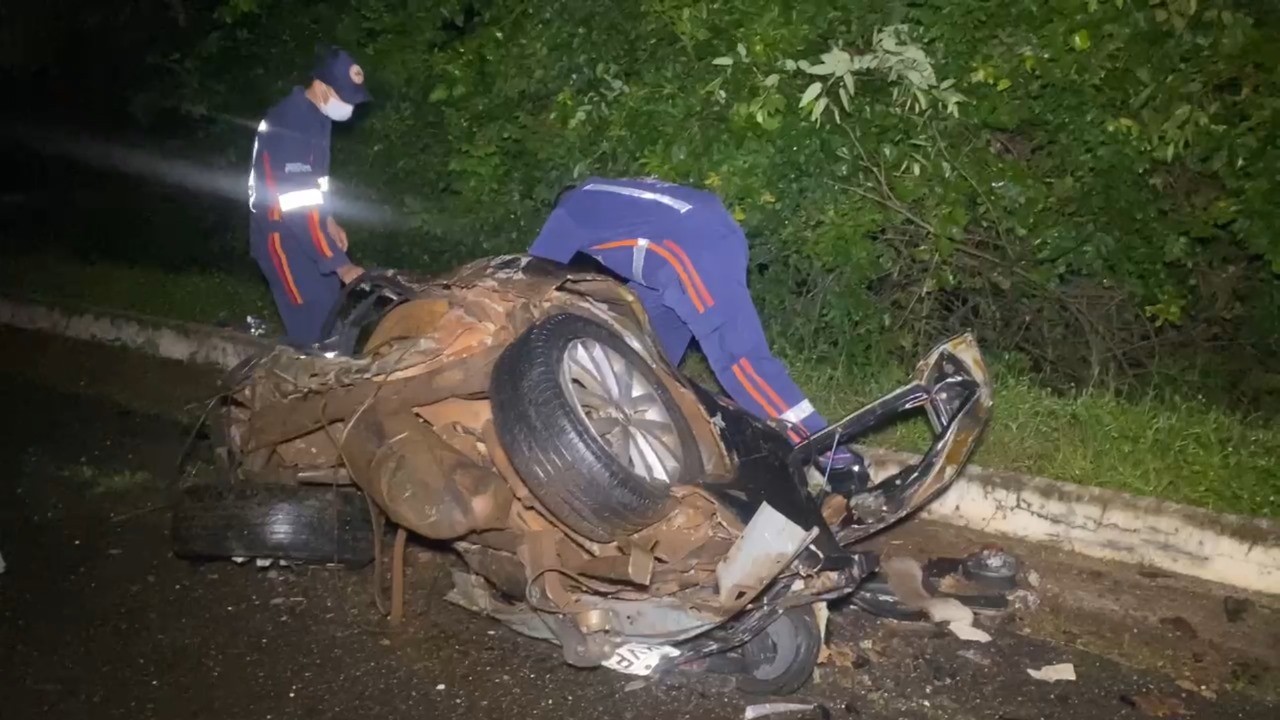 Jovem de 21 anos morre após carro partir ao meio em acidente com caminhonete e caminhão na BR-153