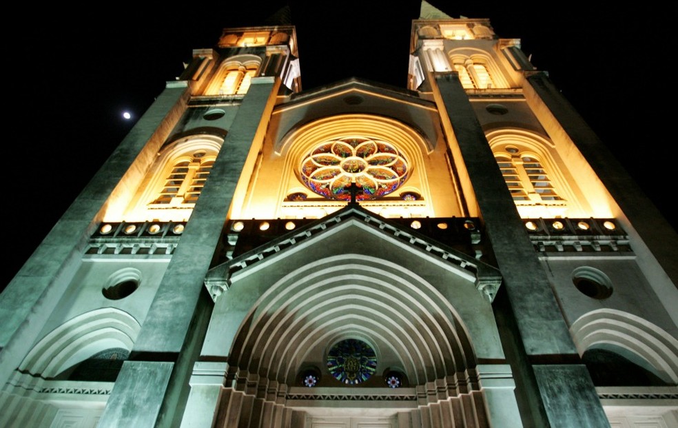 Catedral Metropolitana de Fortaleza chama atenção de quem passa pelo Centro de Fortaleza com a arquitetura de estilo eclético, com predominância de elementos góticos e românicos. — Foto: Alex Costa/Agência Diário