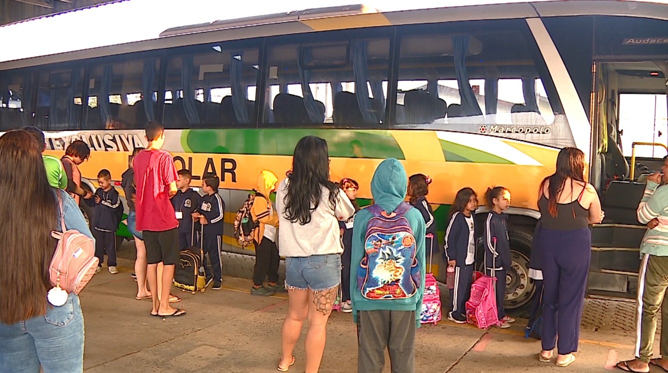 Mais de 50 km de trajeto e 3h de aula: como foi o 1º dia dos alunos que cruzaram a cidade por conta de obras em escola 