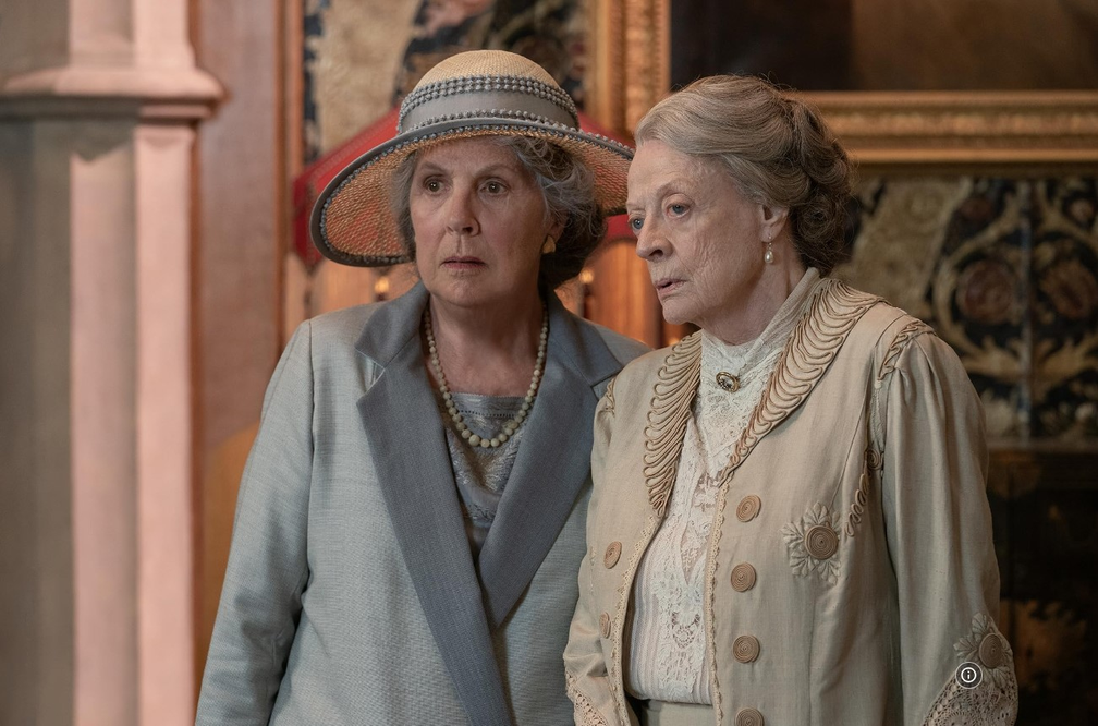 Maggie Smith com Penelope Wilton em "Downton Abbey II: Uma Nova Era" — Foto: Divulgação