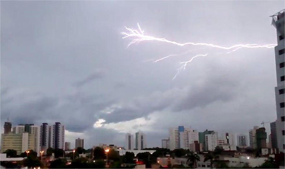 Raios e trovões sobre o Grande Recife em imagem de arquivo — Foto: Foto: Reprodução/Whatsapp