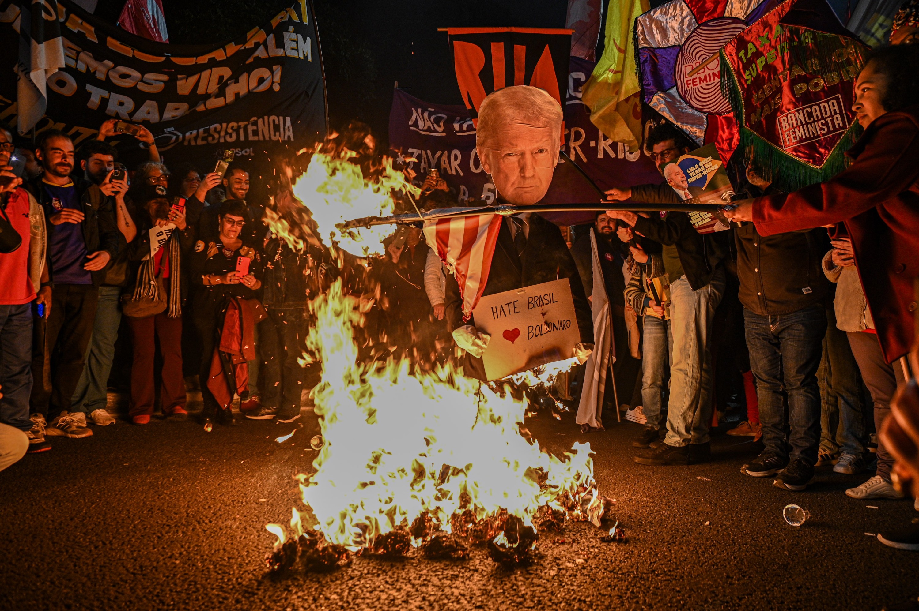 Manifestantes ocupam Av. Paulista em protesto contra tarifaço imposto por Trump ao Brasil e pela taxação dos super-ricos 