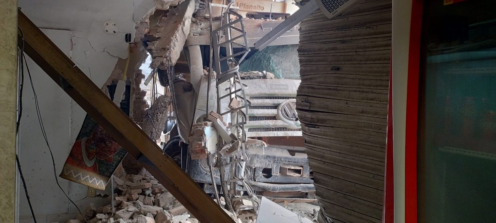 O motorista e os dois coletores foram levados para o Hospital Municipal de Cuiabá — Foto: Guilherme Alves