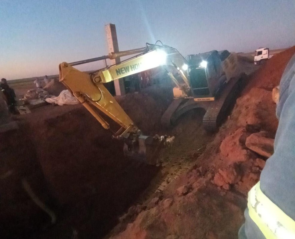 Operário é soterrado enquanto trabalhava na escavação de poço para elevador de silo no oeste da Bahia  — Foto: Marlon Ferraz/Blog do Braga