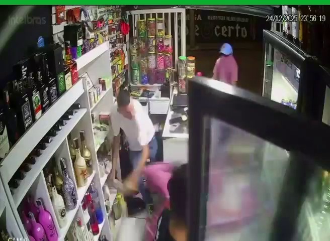 VÍDEO: trio encapuzado invade adega em Itatiba; suspeito foi preso