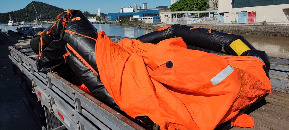 Balsa salva-vidas, item de segurança que estava com os cinco homens resgatados — Foto:  Juan Todescatt/ NSC TV