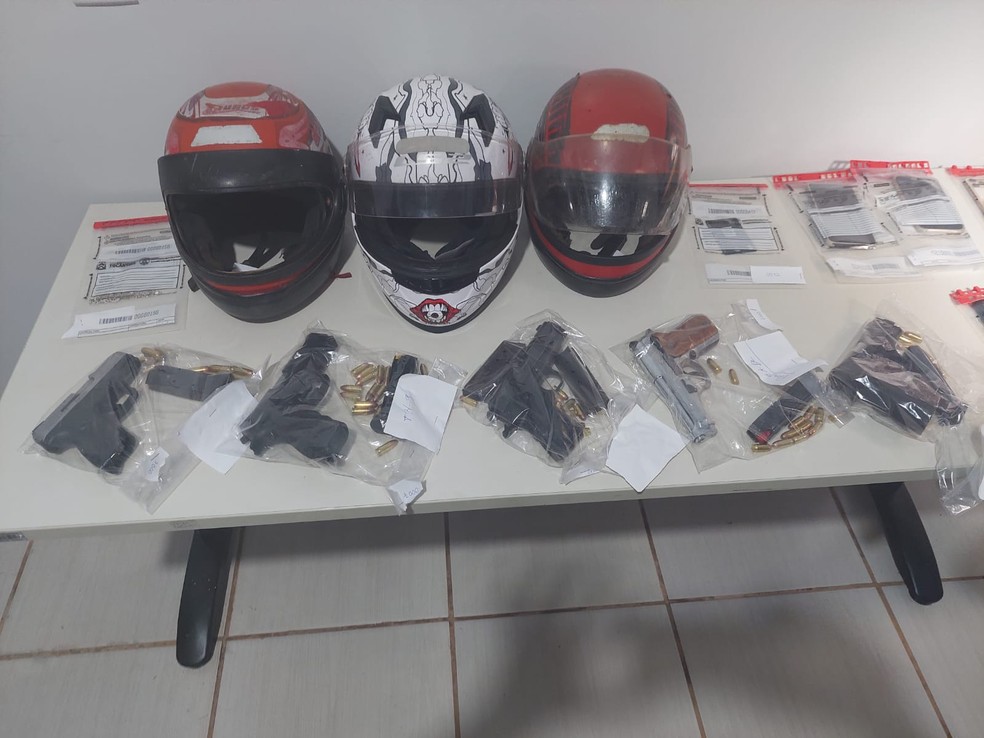 Armas e outros itens apreendidos com suspeitos presos nesta sexta-feira (12) — Foto: Divulgação/Polícia Civil