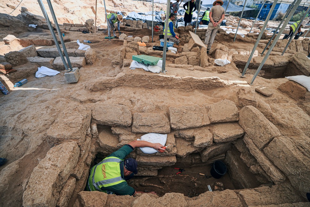 Arqueólogo escava esqueleto humano em cemitério do Império Romano na Faixa de Gaza — Foto: Mahmud Hams/AFP