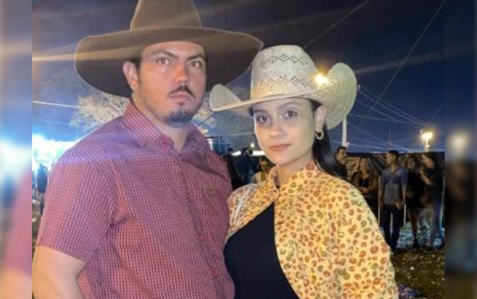 Max Uiller Silva, de 28 anos (lado esquerdo), e a esposa Bruna Bernardes, de 23 anos (lado direito), moravam em Ipameri, Goiás — Foto: Reprodução/Redes Sociais