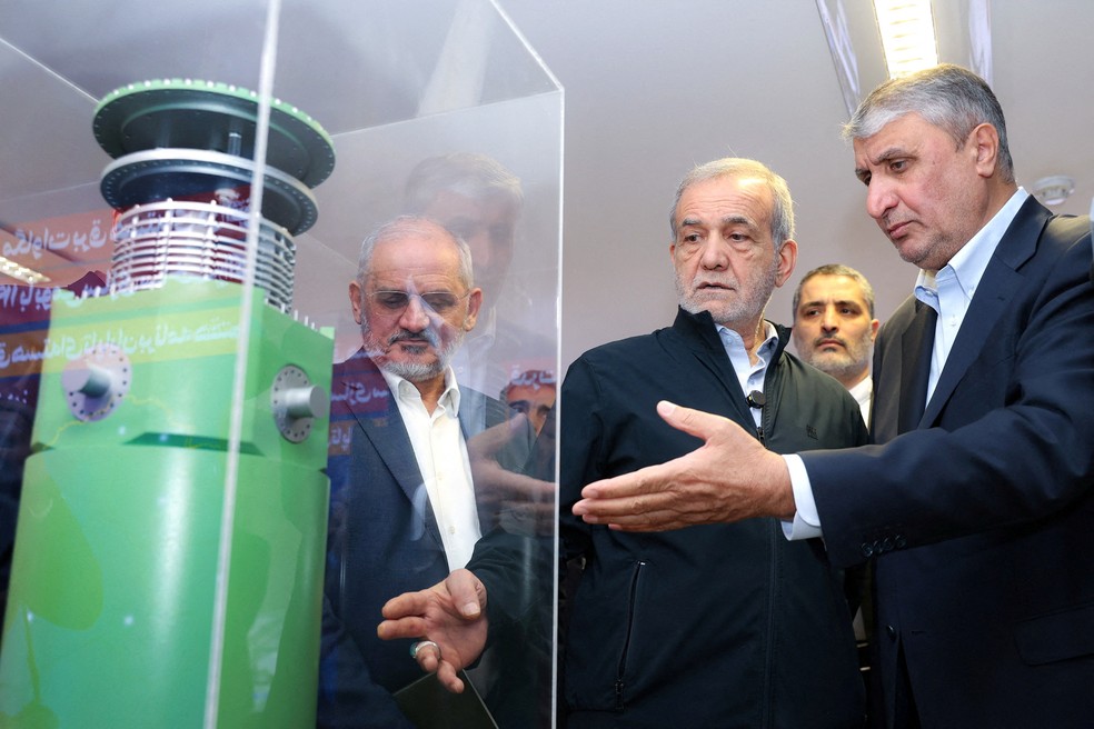 Presidente do Irã, Masoud Pezeshkian, em visita exibição de conquistas nucleares do país, em 9 de abril de 2025 — Foto: WANA via Reuters