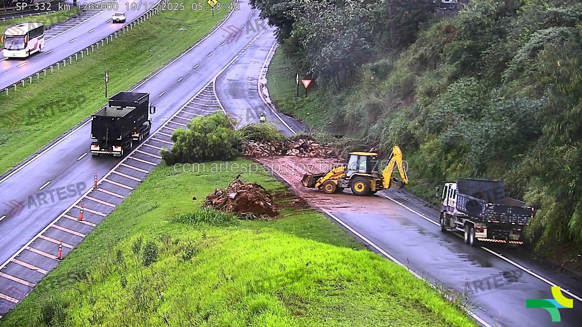 Alça da Rodovia Zeferino Vaz interditada por deslizamento em Paulínia