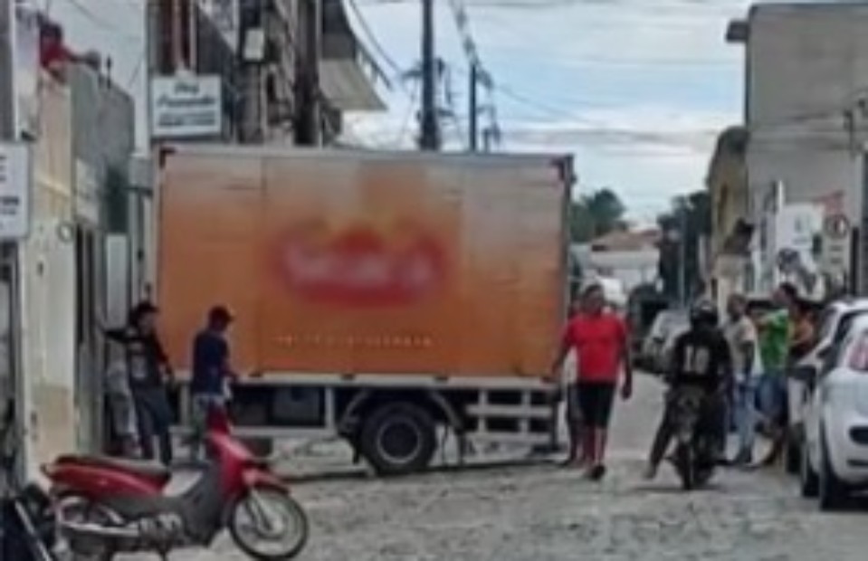 Caminhão desgovernado invade casa no interior da Bahia