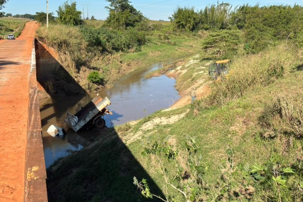 Motorista morre após caminhão cair de ponte em Emilianópolis (SP) — Foto: Aline Costa/TV TEM