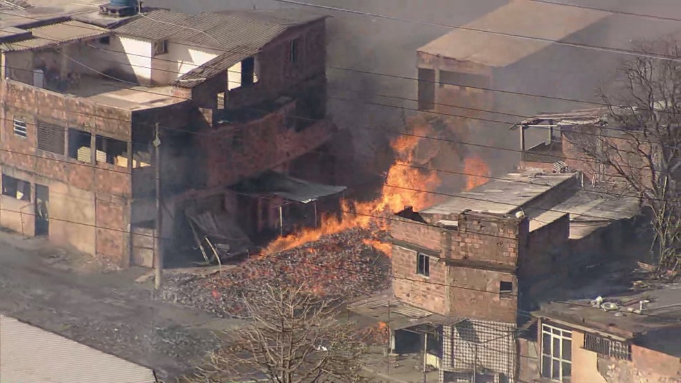 Incêndio em Irajá — Foto: Reprodução/TV Globo