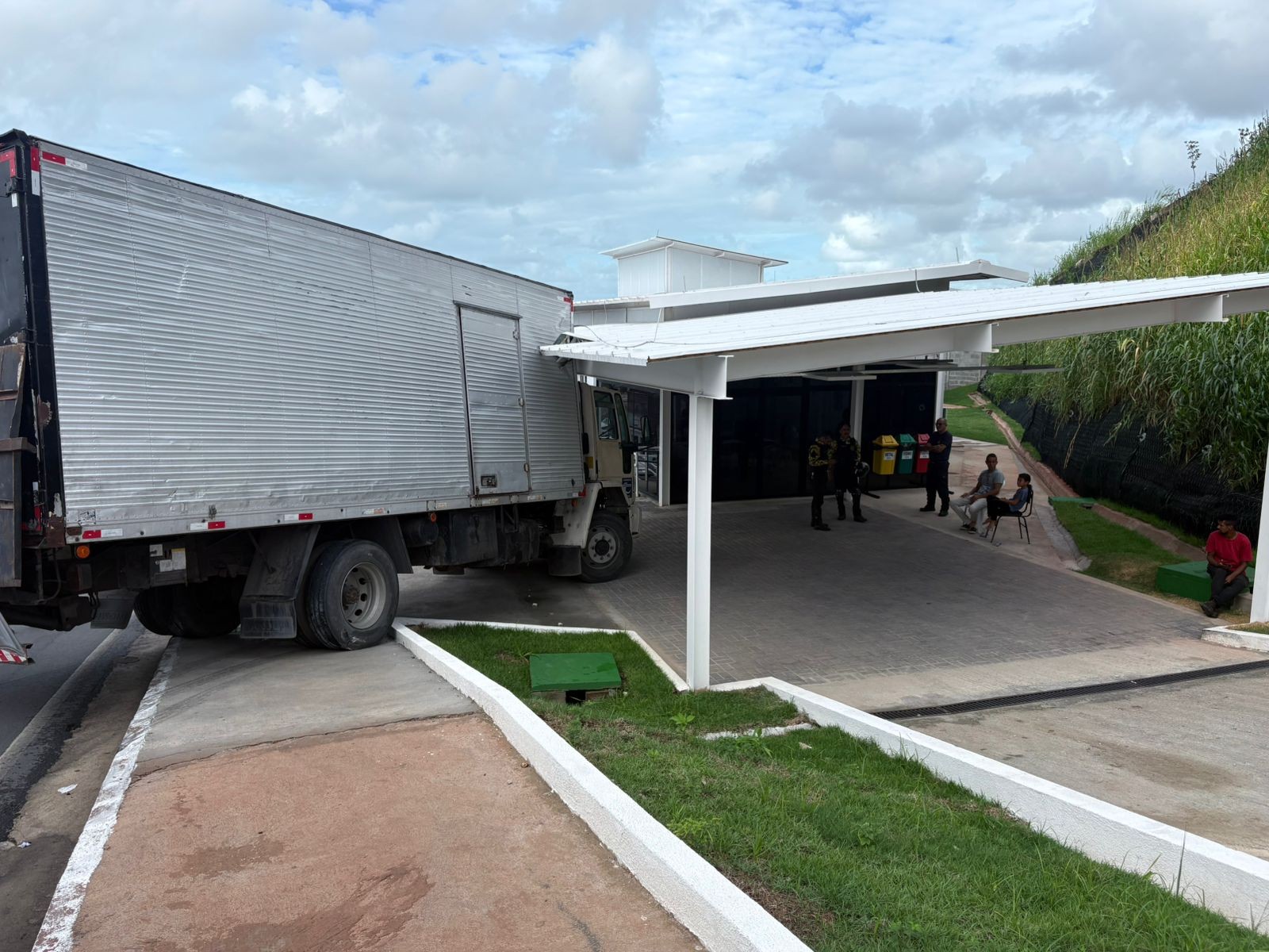 Motorista perde controle e caminhão invade unidade de saúde em Bebedouro, Maceió