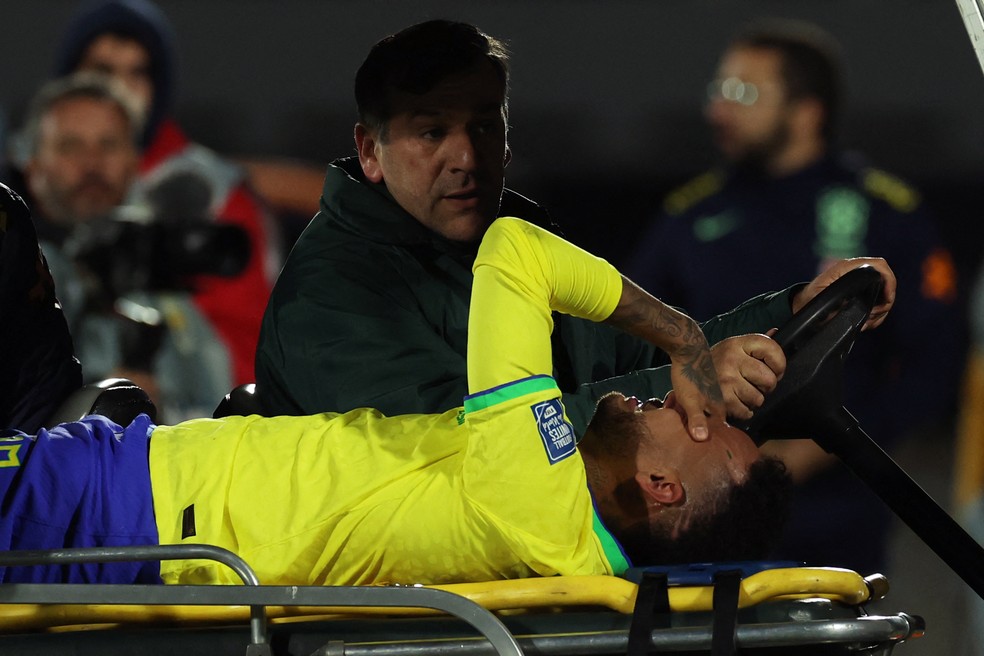 Neymar chora após romper o ligamento do joelho no jogo entre Uruguai e Brasil — Foto: Pablo Porciuncula/AFP