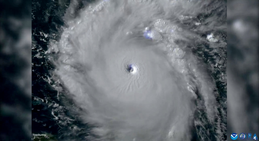 Imagem de satélite mostra o furacão Beryl avançando pelo Caribe — Foto: CSU/CIRA e NOAA via Reuters