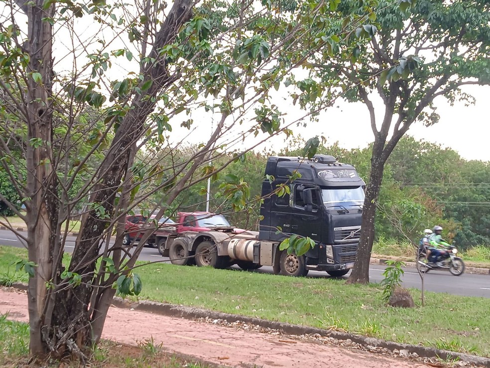 Série de batidas envolveu seis carros e o cavalo-trator de uma carreta na Avenida Manoel Goulart, em Presidente Prudente (SP), na tarde desta segunda-feira (4) — Foto: Kawanny Barros/TV Fronteira
