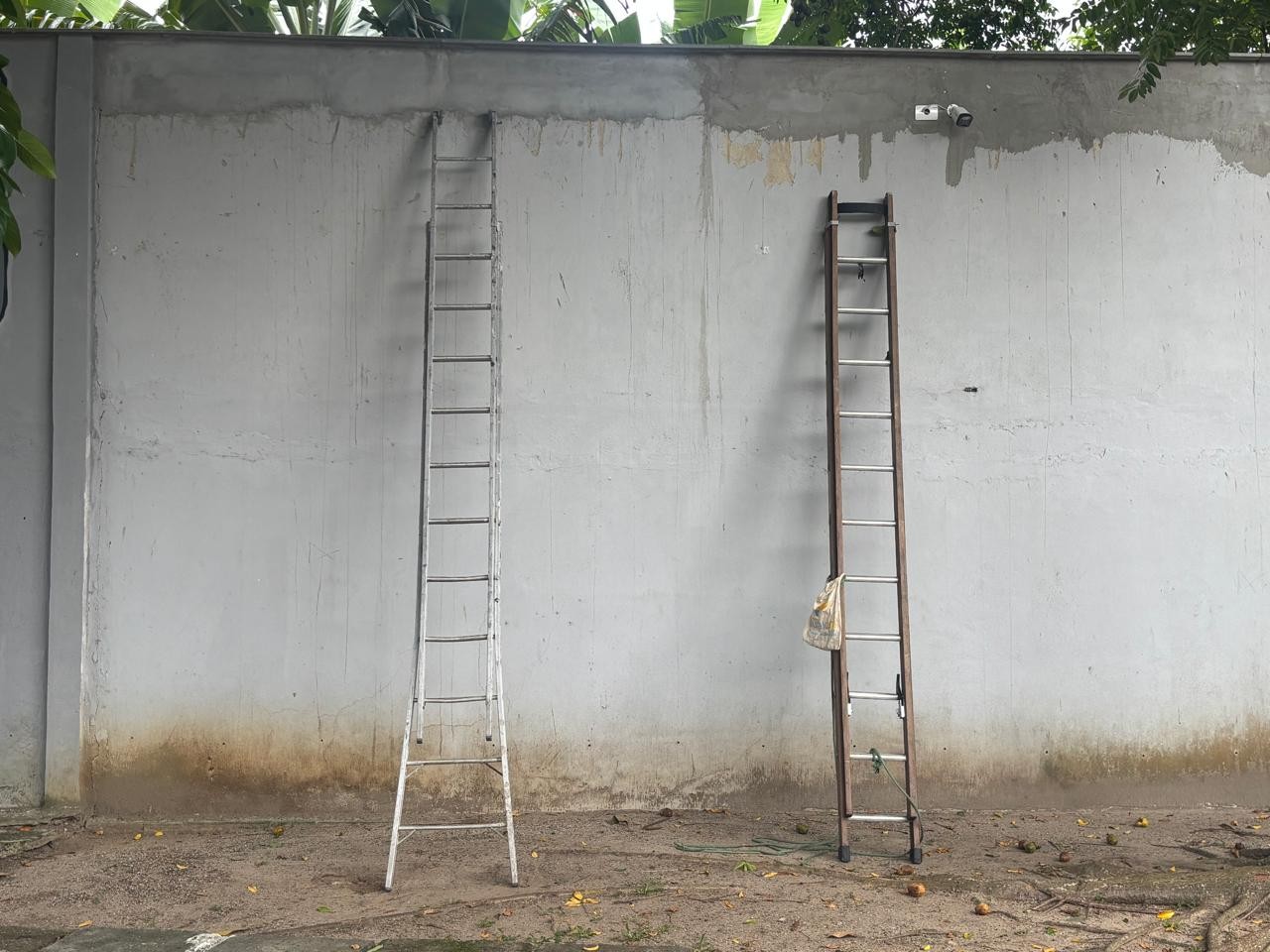 Imagens mostram invasão e MC Poze do Rodo sendo rendido por bandidos encapuzados e armados com fuzis em casa no Rio