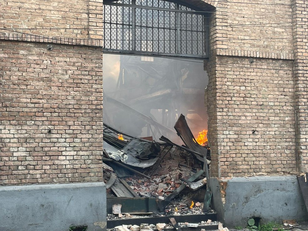 Incêndio em galpões, no Centro de Santos, passam de 20h de duração  — Foto: Thais Rozo/g1