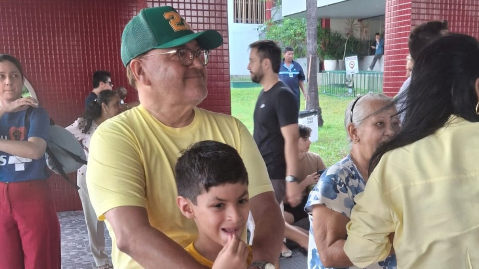 Roberto Rocha (PRTB) vota em São Luís neste domingo (4)