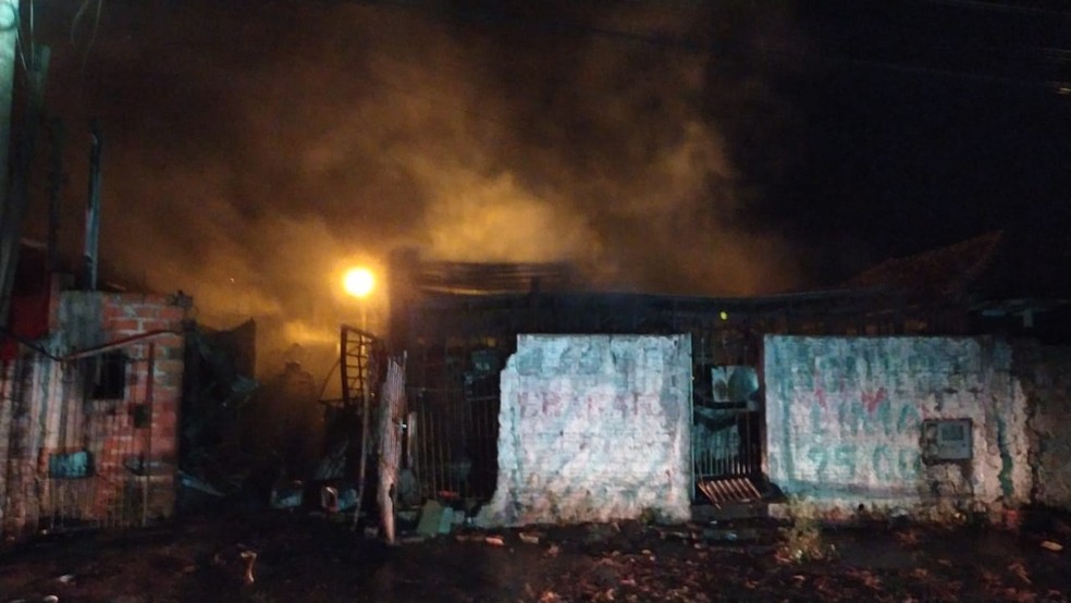 Casa do Albergado pega fogo após caixa d'água transbordar e atingir parte  elétrica em Juiz de Fora, Zona da Mata