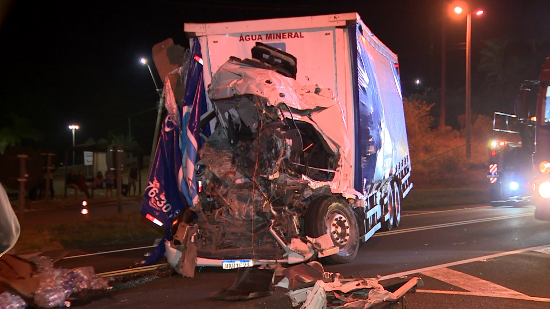 Acidente entre caminhões mata motorista em rodovia de Itapira
