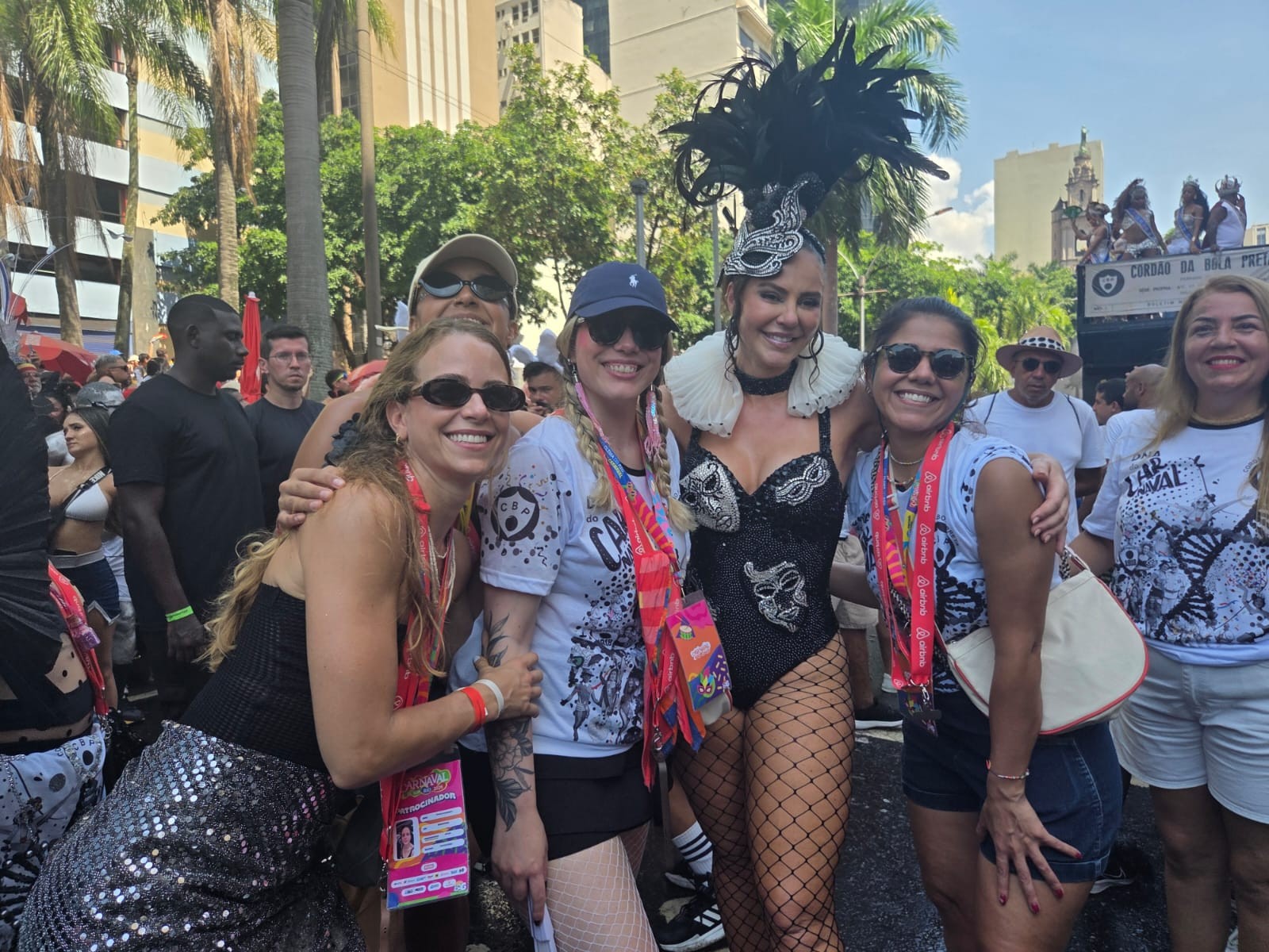 Paolla Oliveira, rainha do Cordão da Bola Preta, tira o salto e se joga no samba com foliões