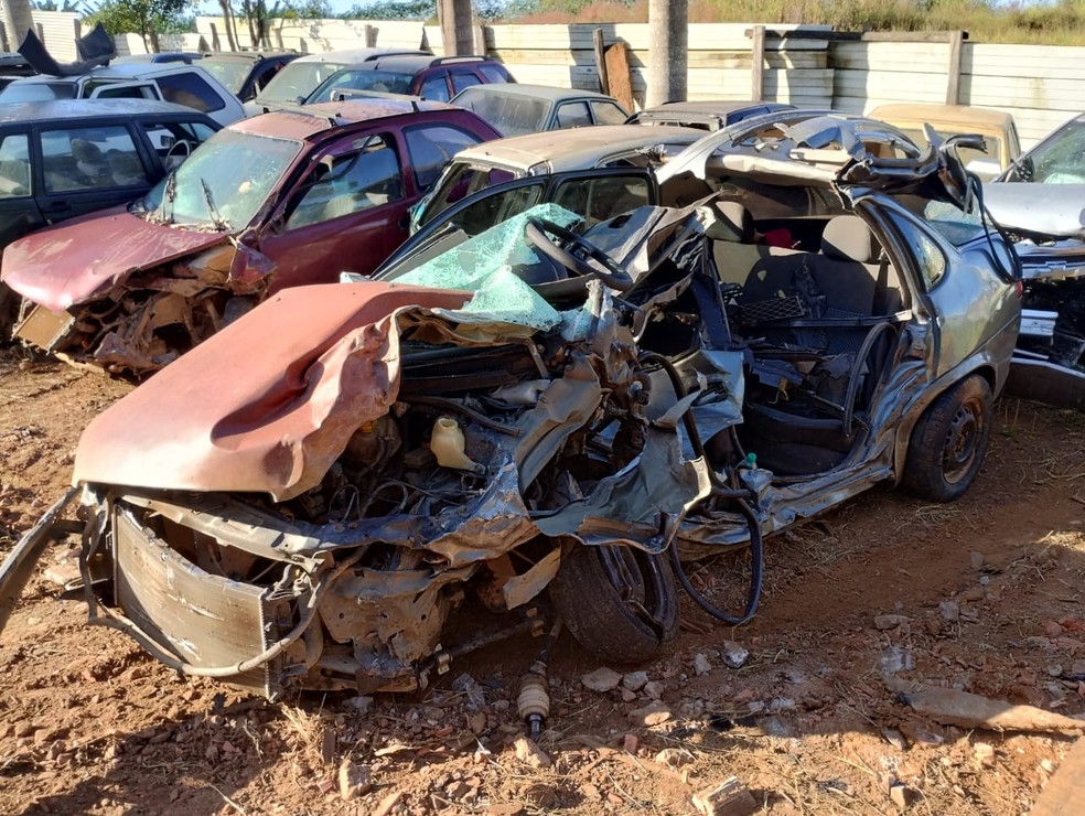 Parte dianteira do carro que Guilherme Leon conduzia ficou completamente destruída — Foto: São Roque Notícias