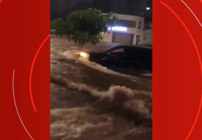 'Água não parava de subir': advogado narra desespero após sair pela janela de carro arrastado pela enxurrada em Uberlândia; VÍDEO