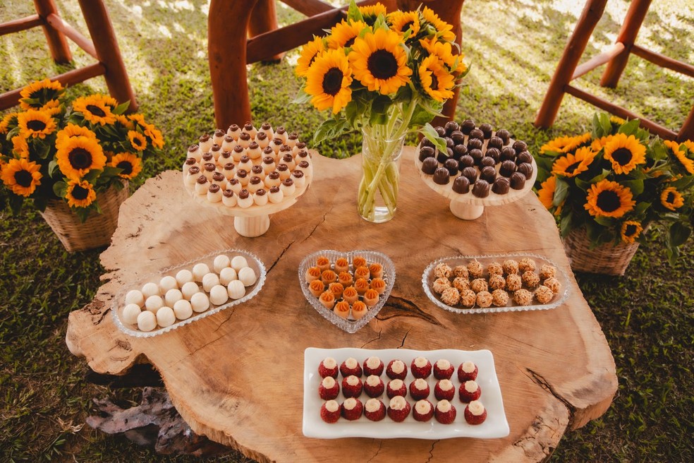 Casamento em Venda Nova do Imigrante, Espírito Santo, foi feito com girassóis plantados na própria propriedade — Foto: Acervo pessoal