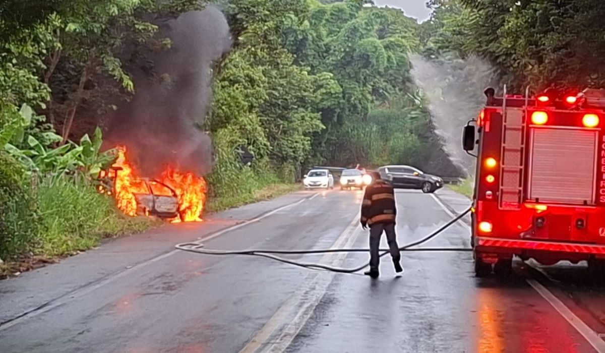 Carro de policial penal pega fogo em rodovia em SP e incêndio provoca disparos de munições