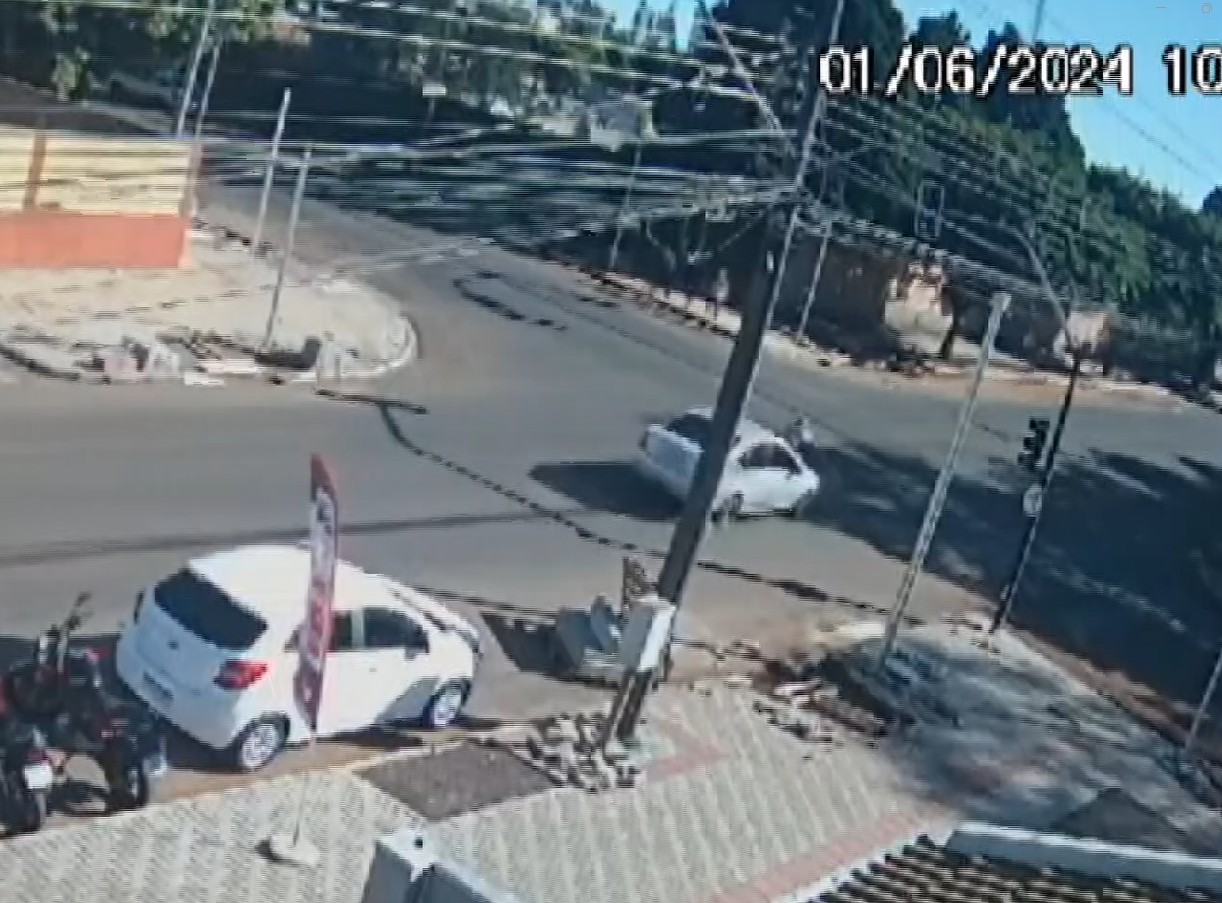 VÍDEO: idoso é atropelado e arremessado enquanto atravessava rua de Cascavel