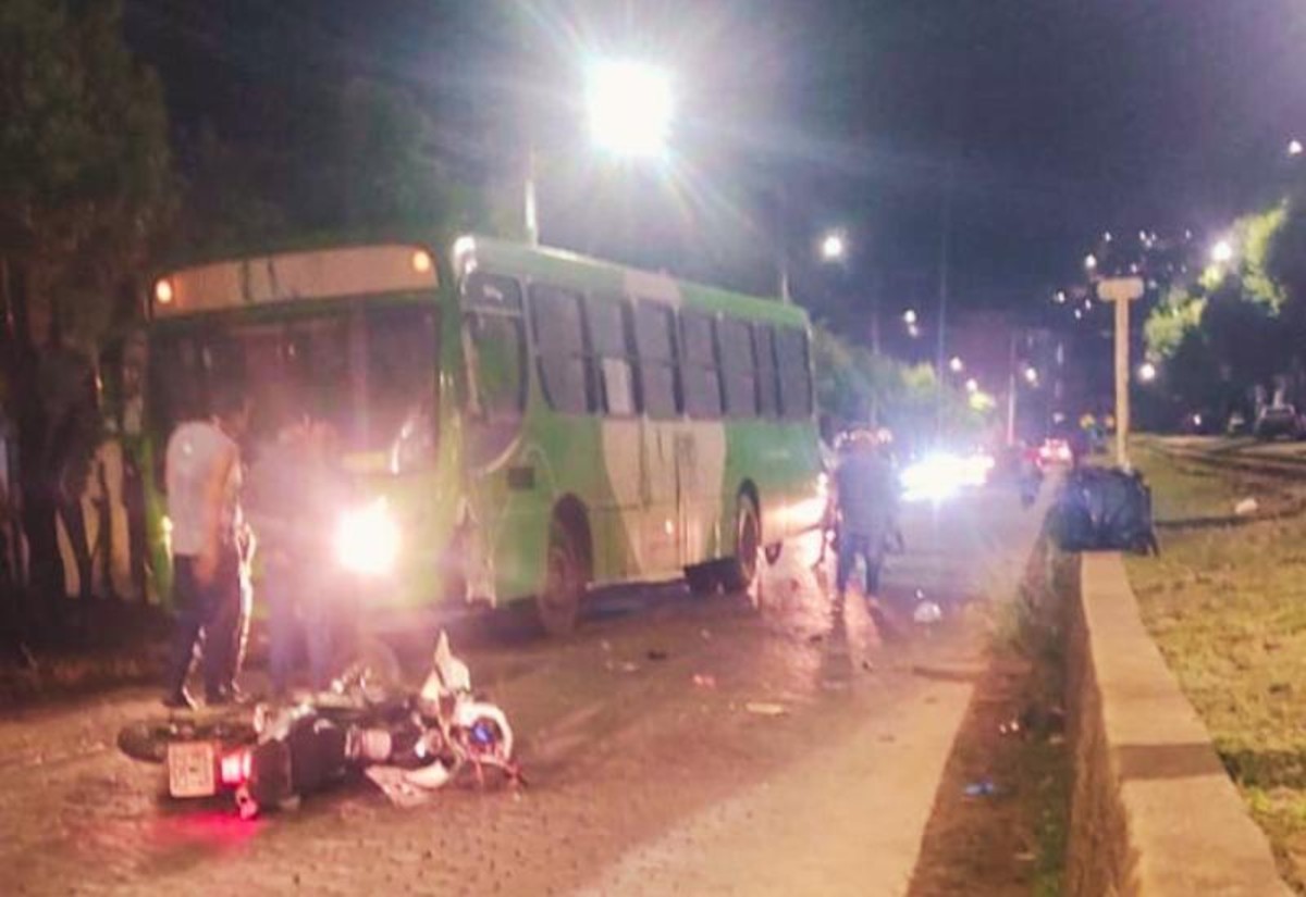 Motociclista invade contramão e morre ao bater de frente com ônibus em Cataguases