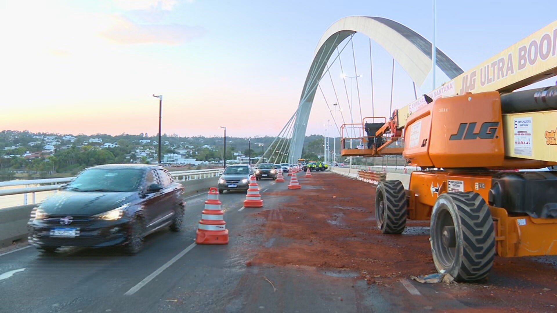 Trânsito na Ponte JK, no DF, é parcialmente interditado após derramamento de óleo na pista