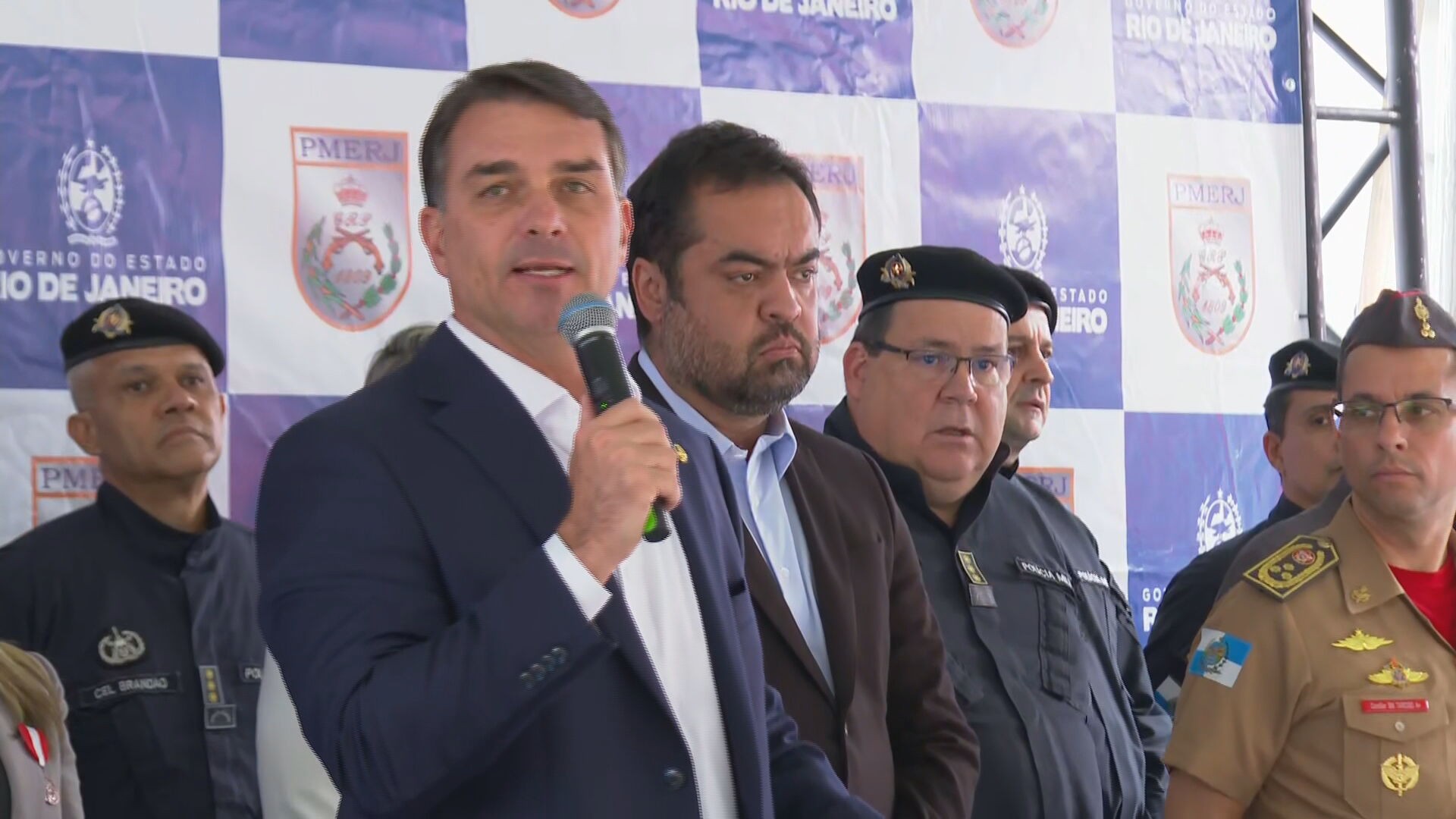 Flávio Bolsonaro diz que o Brasil tem o 'trágico destino' de eleições não serem reconhecidas pelos EUA sem Bolsonaro