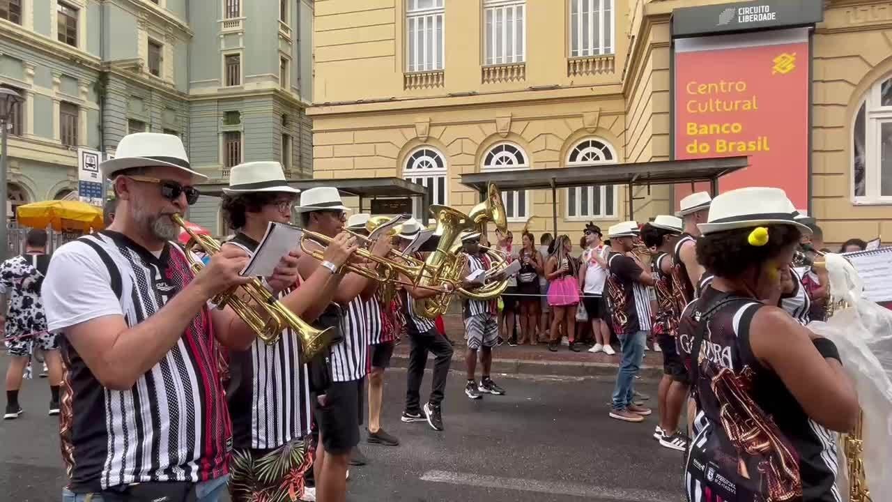 Samba de gafieira toma as ruas da Praça da Liberdade no Carnaval de BH